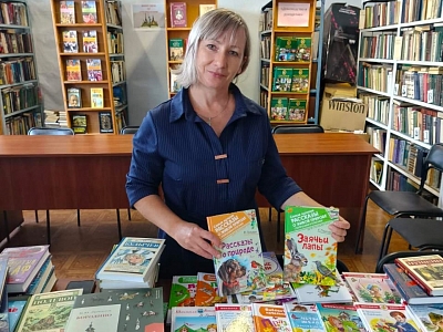 «Книги детям» прибыли в библиотеку села Домна